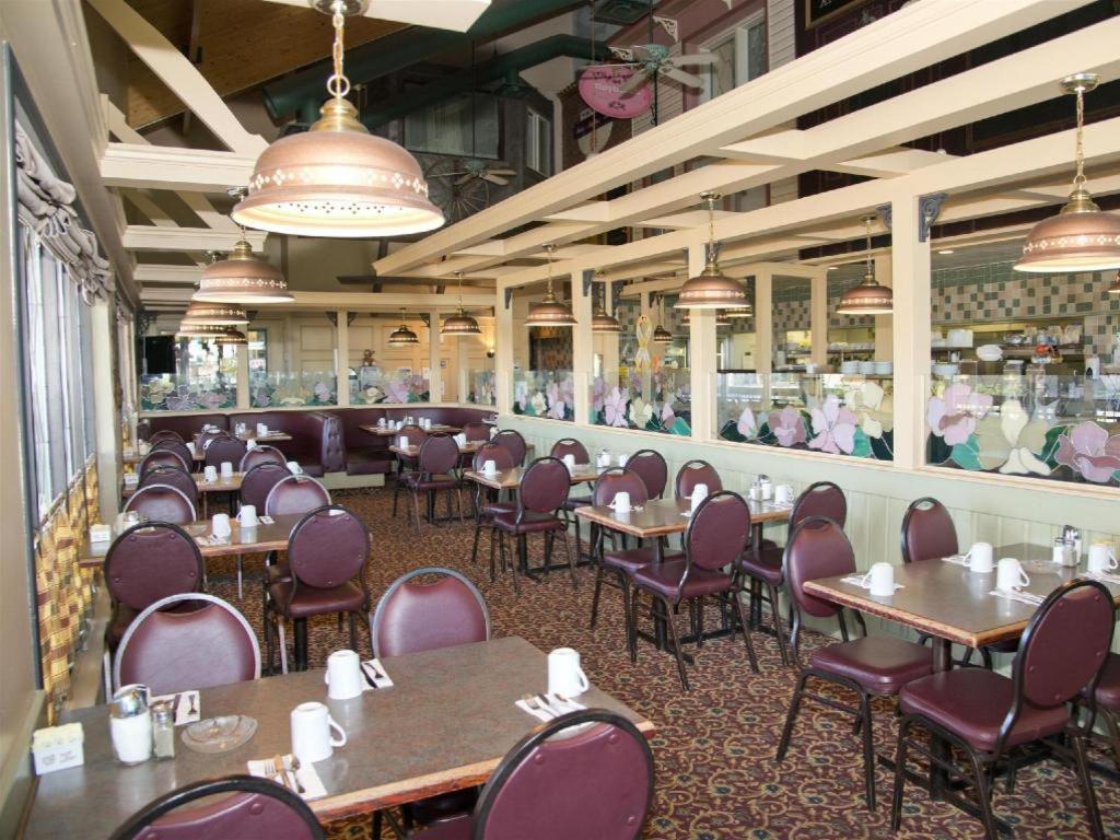 Canadas Best Value Inn Whitecourt Exterior foto