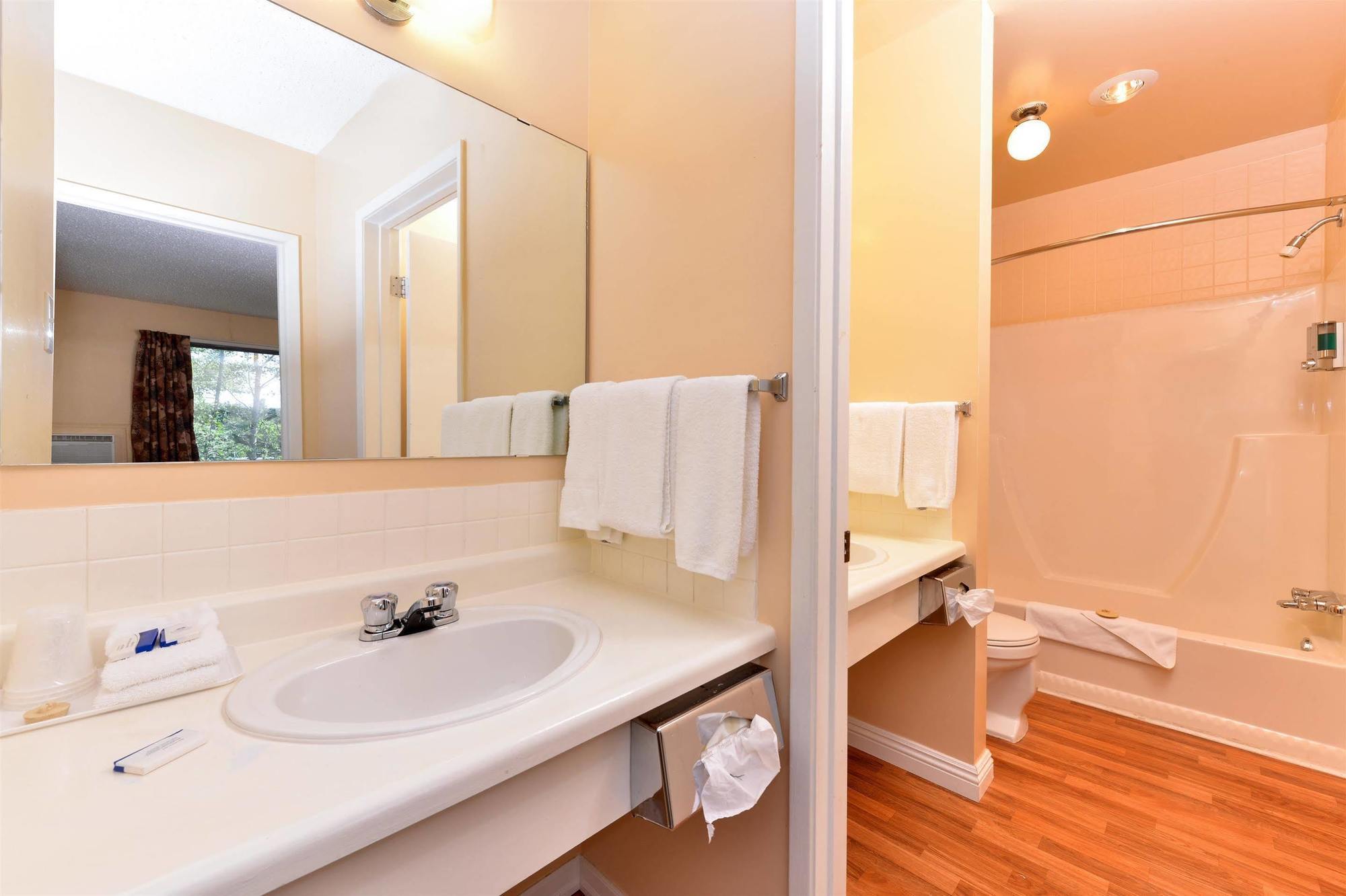 Canadas Best Value Inn Whitecourt Exterior foto