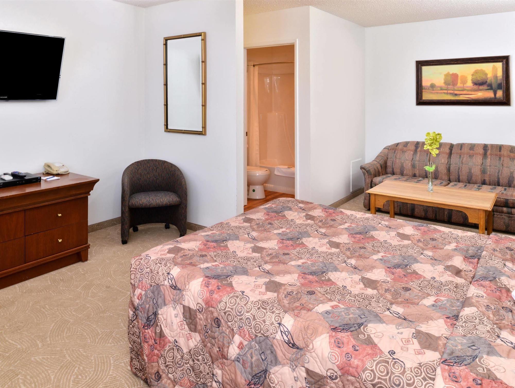 Canadas Best Value Inn Whitecourt Exterior foto