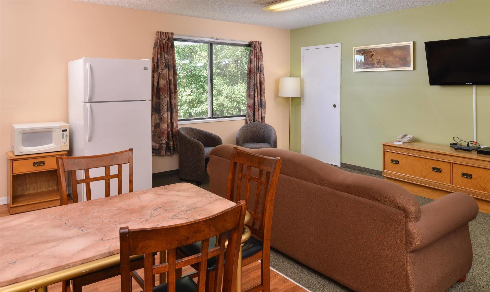 Canadas Best Value Inn Whitecourt Exterior foto